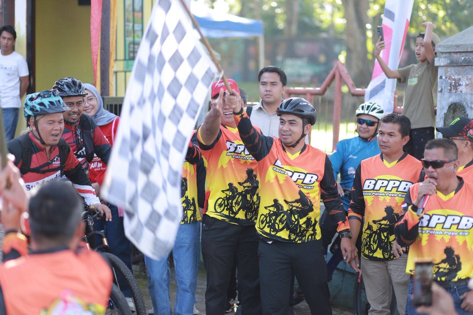 Dilepas Walikota Ramadhani, Ribuan Peserta Gowes Ikuti Adventure Jelajah Alam Solok 